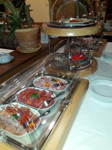 杜伊斯堡豪斯舍特恩酒店的自助餐,餐桌上摆满了食物