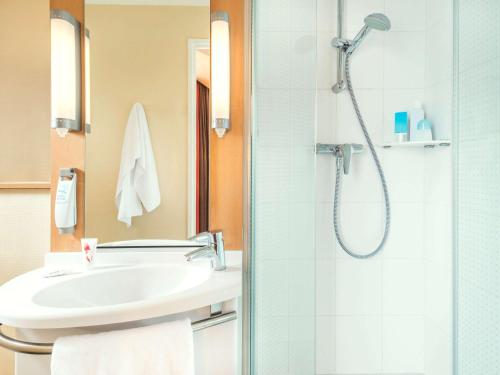 里昂宜必思里昂帕尔杜诺乐斯酒店的一间带水槽和淋浴的浴室