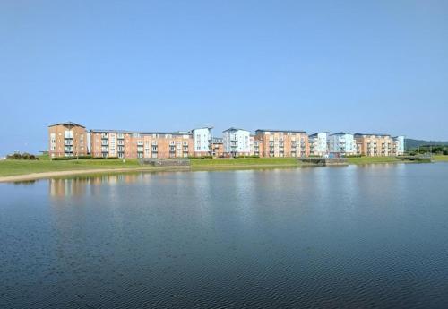 拉内利Beach Front Ground Floor Apartment的一大片水体,有建筑背景