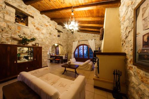 圣尼古拉奥斯Villa Melite的带沙发和壁炉的客厅