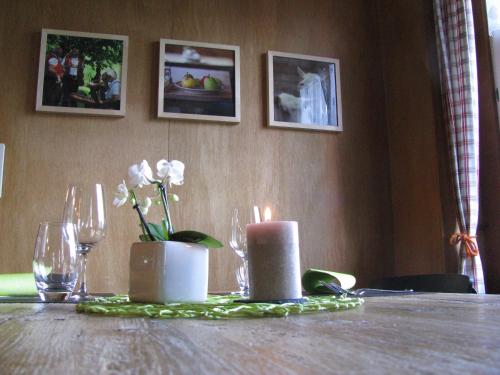 维尔德豪斯Zimmer & z'Morgä Schönenboden的一张桌子,上面放着蜡烛、鲜花和眼镜
