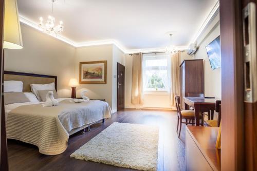 塔尔努夫Ricardpol Noclegi的一间卧室配有一张床、一张桌子和一张书桌
