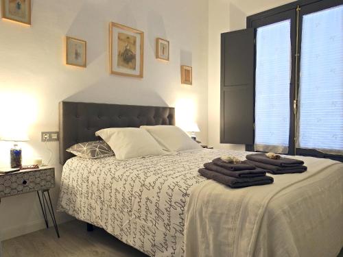 阿尔玛格鲁La Encomienda de Almagro的一间卧室配有带毛巾的床
