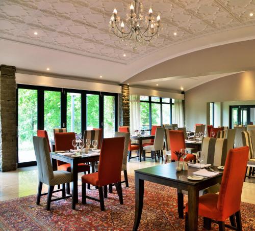 海姆维尔萨尼帕斯普瑞米尔度假酒店的一间带桌椅和吊灯的用餐室