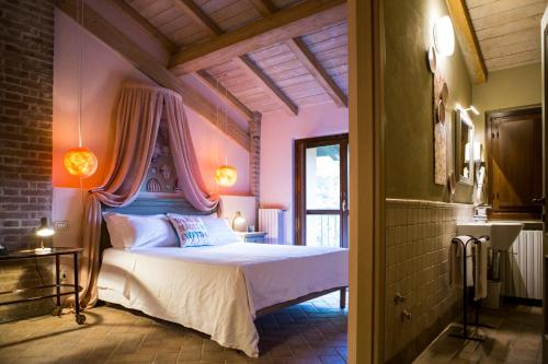 卡代奥卡思娜斯柯迪娜酒店的一间卧室,卧室内配有一张大床