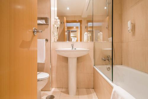 马德里梅赛德斯公主酒店的一间带水槽、卫生间和淋浴的浴室