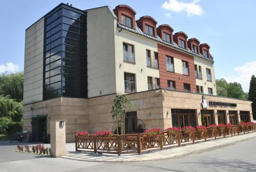 克拉科夫Hotel Zakliki的前面有鲜花的建筑