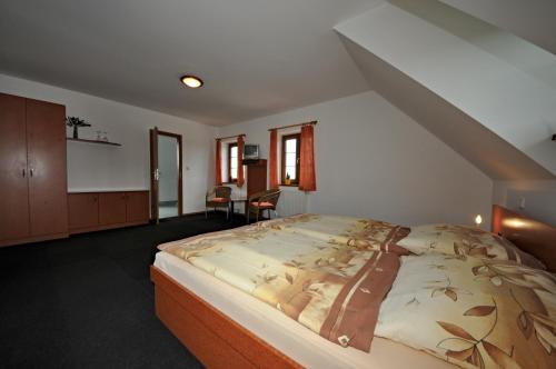 Přísečná普拉克缇克克鲁姆洛夫旅馆的阁楼上的卧室配有一张大床