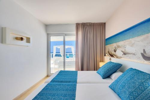 圣埃乌拉利亚热带花园公寓式酒店的酒店客房设有一张床和一个大窗户
