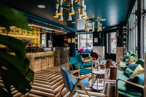巴黎罗斯波本酒店的一间设有蓝色椅子的餐厅和一间酒吧