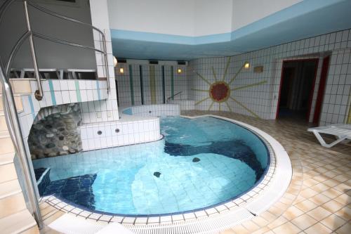 弗拉塔赫莫塔尔运动酒店的一个带大型游泳池的浴室
