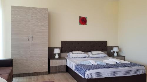 索佐波尔辉煌公寓酒店 的一间卧室配有一张大床和两个枕头