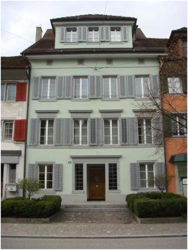 楚格Executive suite in Zug Old Town Triplex的一间大型白色房屋,设有门窗