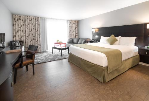里戈嘉兰宾馆的酒店客房设有一张大床和一张书桌。