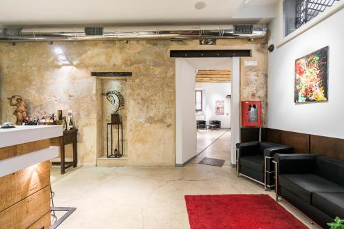罗马拉罗维尔酒店的大堂设有酒吧和红色地毯