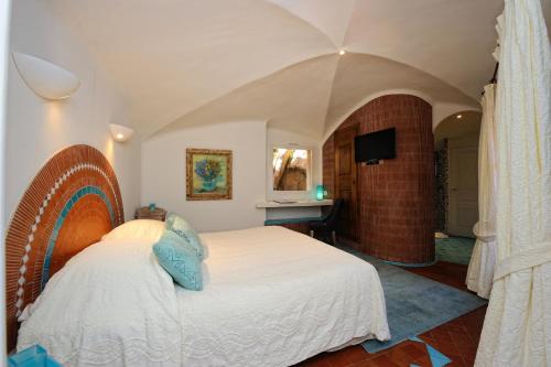 博尼法乔卡夫海滨住宿加早餐旅馆的一间卧室,卧室内配有一张大床
