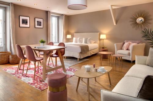 第戎杜克斯酒店 的酒店客房带一张床、一张桌子和椅子
