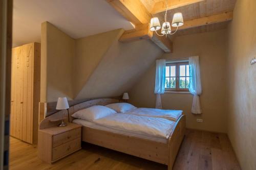德意志兰茨贝格Weinhof Klug-Krainer的一间卧室设有一张床和一个窗口