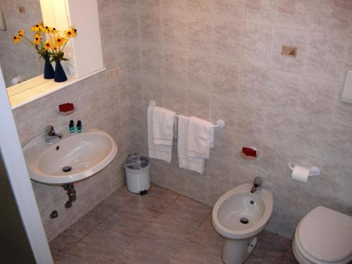 维拉·达尔梅卡萨久利酒店的一间带水槽和卫生间的浴室