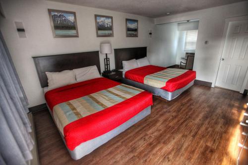 坎卢普斯坎卢普斯最佳经济及套房酒店 的配有2张床的木地板客房
