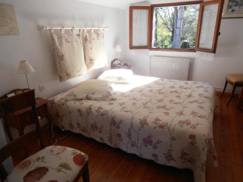 Plan dʼAupsJAS en Provence的一间卧室设有一张床和一个窗口