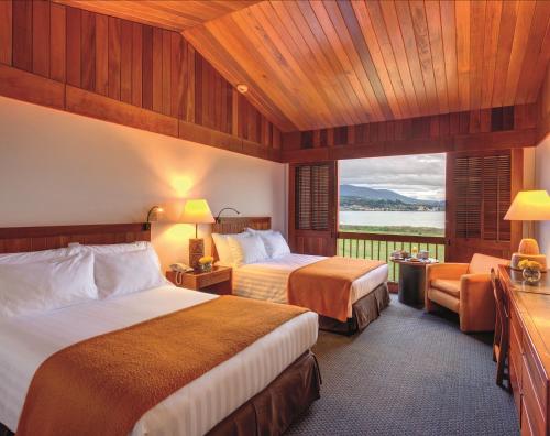 派帕派帕公约中心Spa酒店的酒店客房设有两张床和一个阳台。