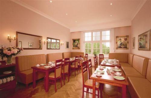 汉堡普罗伊斯达姆图帕莱斯酒店的一间带长桌和椅子的用餐室