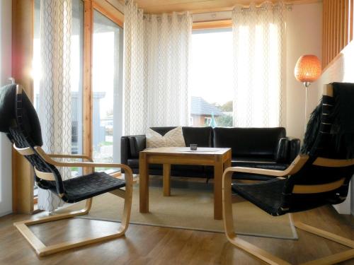 齐罗Schwedenrotes Ferienhaus Wismar的客厅配有沙发和桌椅