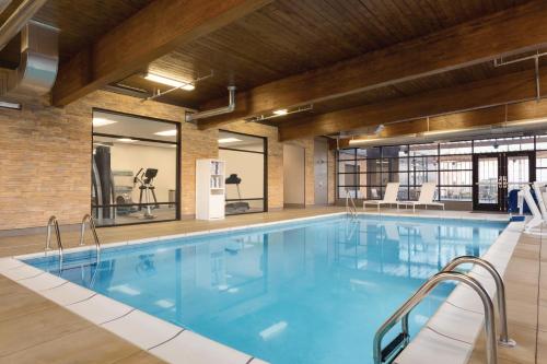劳伦斯Country Inn & Suites by Radisson, Lawrence, KS的大楼内一个蓝色的大型游泳池