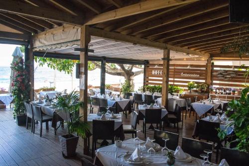 卡拉宏达格拉纳达卡拉宏达码头酒店的一间带桌椅的海景餐厅