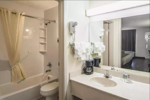 佩恩堡佩恩堡伊克诺旅馆的一间带水槽、卫生间和镜子的浴室