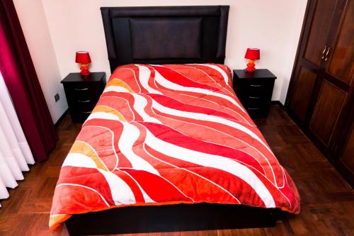 拉巴斯Brussels apartment的床上有红白毯子