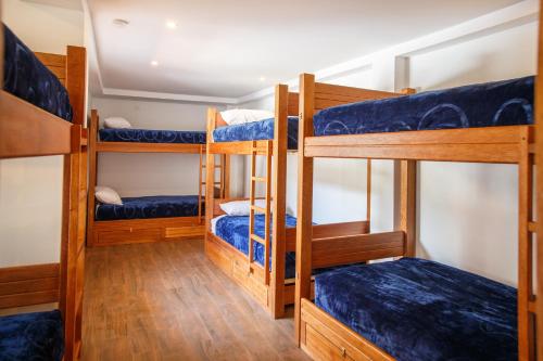 阿劳西Community Hostel Alausi的房屋内带4张双层床的房间