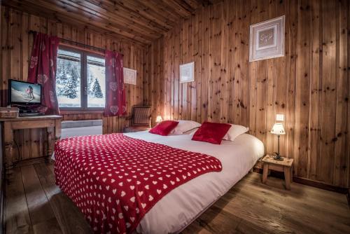 雷高石菲奥林住宿加早餐旅馆的一间卧室配有一张带红色毯子的大床