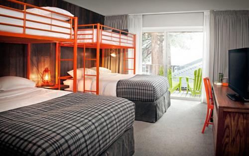 南太浩大本营酒店客房内的一张或多张双层床