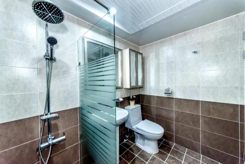 西归浦市哆啦美度假屋的一间带卫生间和淋浴的浴室