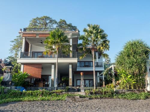 艾湄湾艾湄湾海滩别墅酒店的一座棕榈树建筑