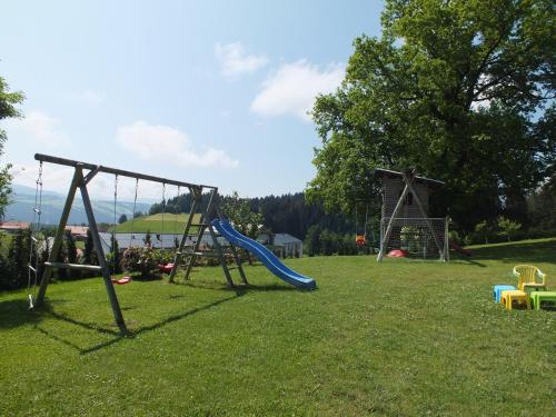 沙伊代格Gästehaus Pension Bergwald的草地上带滑梯的游乐场