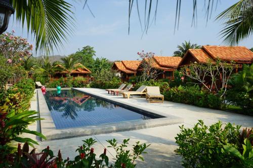 华欣泰国度假酒店的别墅前的游泳池
