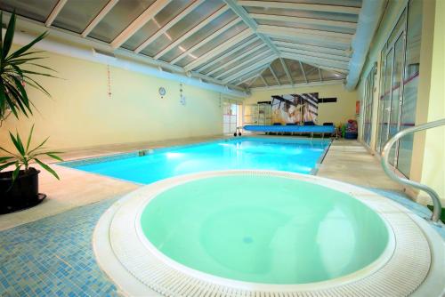英雄港英雄港阿佐里斯花园 - 广场酒店的一个带大型热水浴缸的大型游泳池