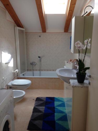 阿科Casa Gianna的浴室配有两个盥洗盆和浴缸。