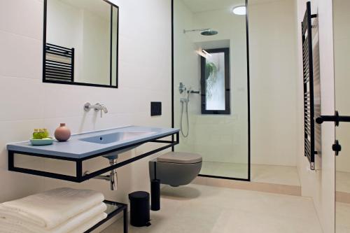 尼亚卢卡Boutique rooms Kastel Ismaeli的一间带水槽、卫生间和淋浴的浴室
