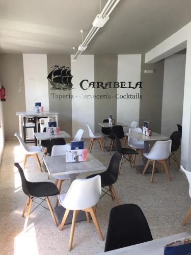 Hostal Carabela餐厅或其他用餐的地方