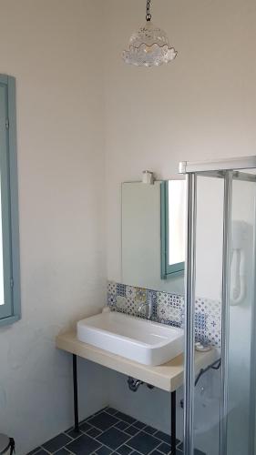 乌贾诺拉基耶萨Masseria Vignenove的一间带水槽和镜子的浴室