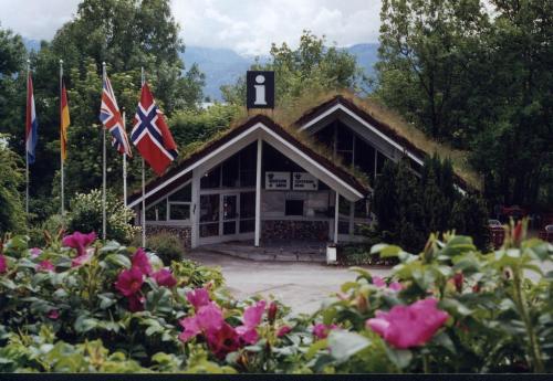 努尔黑姆松Hardanger Feriesenter Nesvika的前面有两面旗帜的建筑