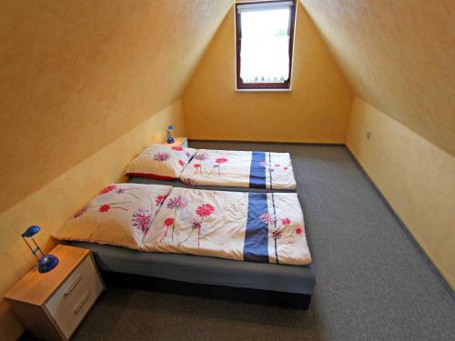 EggesinFerienhaus Eggesin VORP 2871的一间小卧室,配有床和窗户