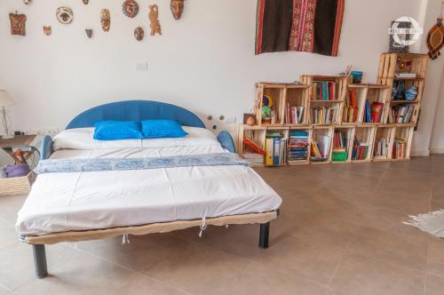 阿科Appartamento Blue Tree的一间卧室配有一张带蓝色枕头的大床