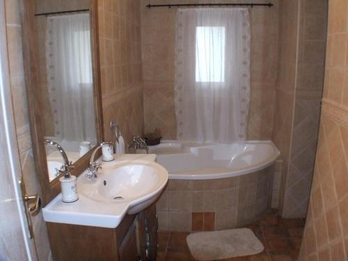 鲍洛通凯赖斯图尔Nika nyaraló jakuzzival的浴室配有盥洗盆和浴缸。