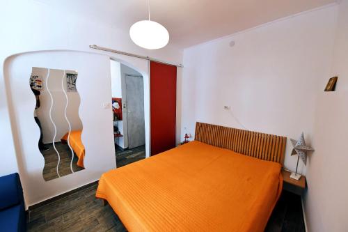 里耶卡Trsatika的镜子客房内的橙色床