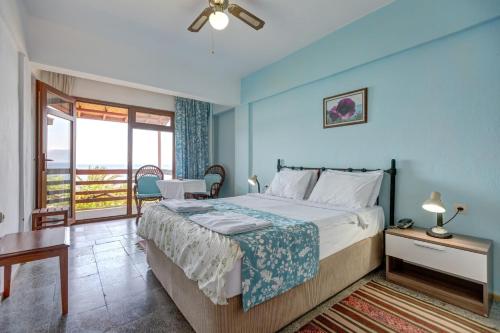 贝拉姆卡尔阿索斯露台酒店的一间带大床的卧室和一个阳台